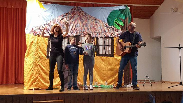 Zenés, német-magyar előadás a gyerekek aktív részvételével
